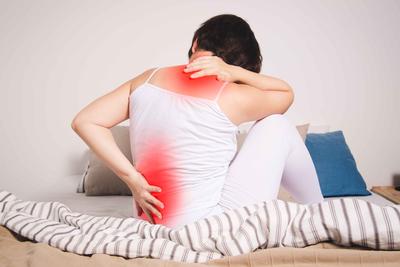 强直性脊柱炎背总酸痛怎么办？